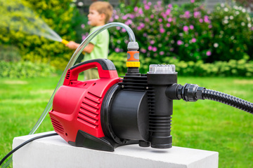 Pose d'une pompe immergée par un professionnel de l'irrigation